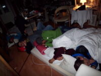 2015: Obdachlose Geflüchtet in einer Berliner Wohnung. Willkommensgesellschaft.