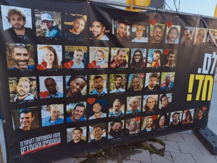 Fotowände wie diese gibt es im ganzen Land. Sie zeigen die Geiseln der Hamas. Ein gebrochenes Herz verrät, dass die Person tot ist. Ist das Herz intakt, konnte der Mensch gerettet werden.