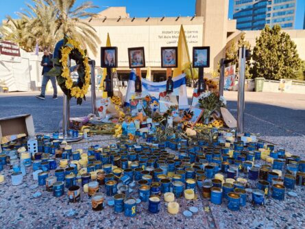 Die Familie Bibas – der neun Monate alte Kfir, sein vierjähriger Bruder Ariel sowie die Eltern Schiri, geborene Silberman, und Jarden – wurde am 7. Oktober 2023 während des Angriffs der Hamas auf Israel aus dem Kibbuz Nir Oz verschleppt. Kfir war an diesem Tag die jüngste Geisel. Schiris Eltern, die ebenfalls in Nir Oz lebten, wurden später ermordet aufgefunden. Die rothaarigen Brüder Kfir und Ariel wurden in Israel zu einem Symbol für den Terror der Hamas. Jarden Bibas wurde am 1. Februar 2025 im Rahmen eines Geiselabkommens freigelassen. Am 20. Februar übergab die Hamas die Leichen von Kfir und Ariel an das Rote Kreuz, das sie anschließend nach Israel brachte. Nach Angaben der israelischen Armee waren die beiden Kinder bereits kurz nach ihrer Entführung ermordet worden. Am darauffolgenden Tag folgte die Übergabe der Leiche von Schiri Bibas. Eine am Vortag übergebene Leiche, die zunächst für die von Schiri gehalten wurde, konnte keiner bekannten Geisel zugeordnet werden. Fotos: Till Oliver Becker
