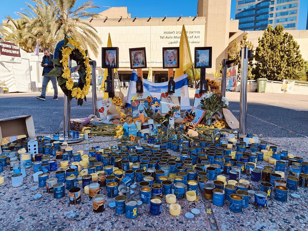 Die Familie Bibas – der neun Monate alte Kfir, sein vierjähriger Bruder Ariel sowie die Eltern Schiri, geborene Silberman, und Jarden – wurde am 7. Oktober 2023 während des Angriffs der Hamas auf Israel aus dem Kibbuz Nir Oz verschleppt. Kfir war an diesem Tag die jüngste Geisel. Schiris Eltern, die ebenfalls in Nir Oz lebten, wurden später ermordet aufgefunden. Die rothaarigen Brüder Kfir und Ariel wurden in Israel zu einem Symbol für den Terror der Hamas. Jarden Bibas wurde am 1. Februar 2025 im Rahmen eines Geiselabkommens freigelassen. Am 20. Februar übergab die Hamas die Leichen von Kfir und Ariel an das Rote Kreuz, das sie anschließend nach Israel brachte. Nach Angaben der israelischen Armee waren die beiden Kinder bereits kurz nach ihrer Entführung ermordet worden. Am darauffolgenden Tag folgte die Übergabe der Leiche von Schiri Bibas. Eine am Vortag übergebene Leiche, die zunächst für die von Schiri gehalten wurde, konnte keiner bekannten Geisel zugeordnet werden. Fotos: Till Oliver Becker