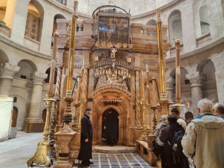 Das Grab Jesu in der Grabeskirche in Jerusalems Altstadt ist üblicherweise ein überfüllter Ort, an dem Touristen stundenlang Schlange stehen für einen Blick in das Innere der Grabeskapelle werfen zu können. Derzeit beträgt die Wartezeit wenige Minuten.