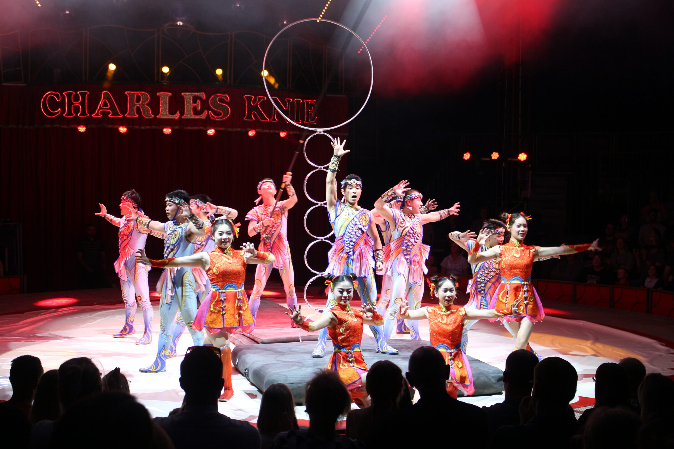 Zirkus Knie in Leer: Magie und Faszination - beinahe ganz ohne Tiere. Fotos: Katarzyna Siemers und Till Oliver Becker
